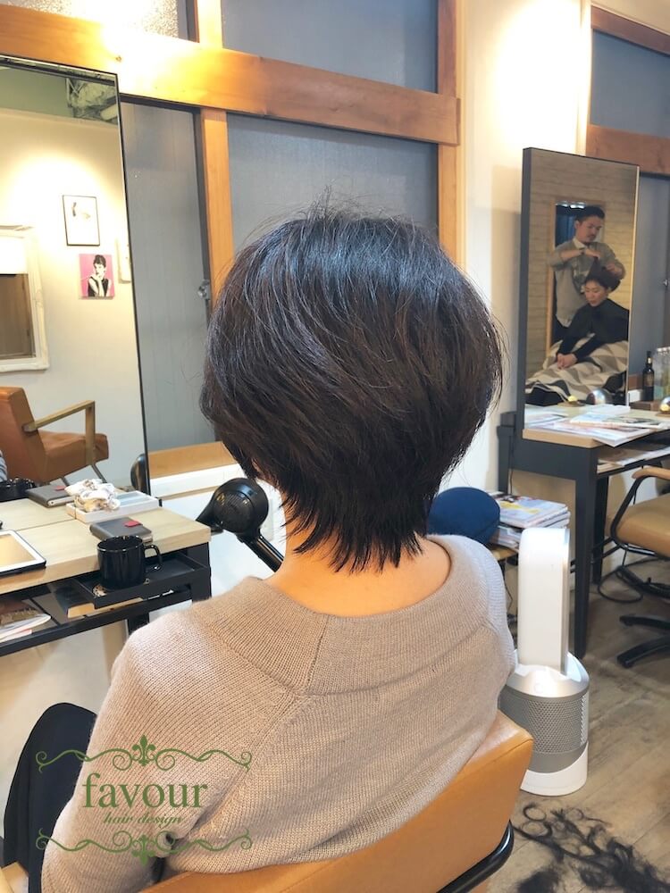 くせ毛をいかした襟足長めのショートヘア Favour hair