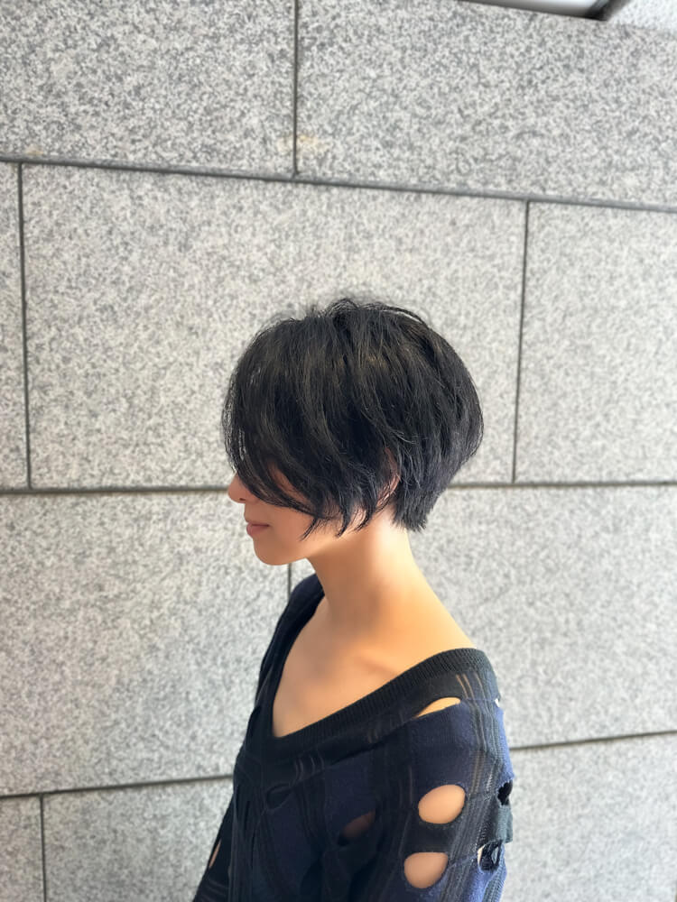 くせ毛を生かす・骨格を美しく見せる前下がりのショートボブ | Favour hair